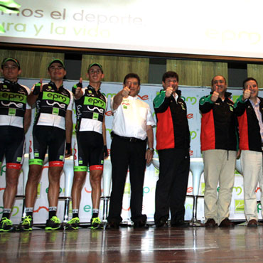 En la Plazoleta Luis Carlos Galán, se presentan los equipos de la Vuelta 2014.