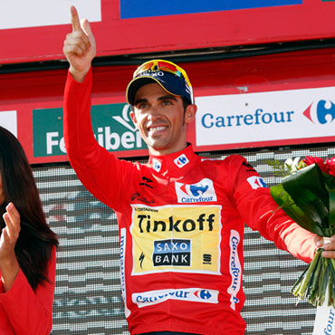 Contador ganó en la última cita con la montaña y aseguró la camiseta roja que lucirá este domingo en Santiago de Compostela