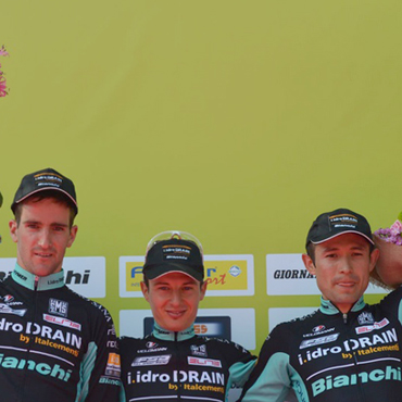 Podio para tres integrantes del equipo italiano I.Idro Drain Bianchi, Gerhard Kerschbaumer (segundo), Tony Longo (primero), Leonardo Páez (tercero).