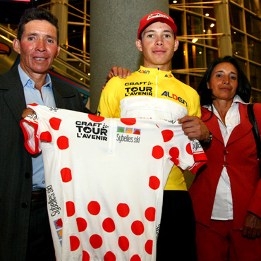 El campeón del Tour de L'avenir, Miguel Angel López, junto a sus padres