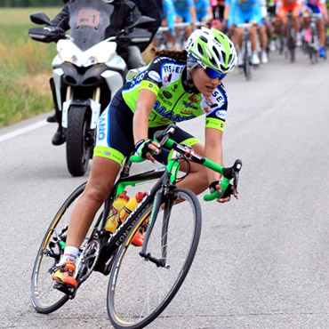 Serika Guluma compite en la carrera italiana con el equipo Vaiano Fondriest.