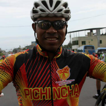 José Bone celebra la victoria en el circuito en La Concordia.