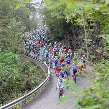 Quince colombianos toman la salida en la tradicional carrera italiana.