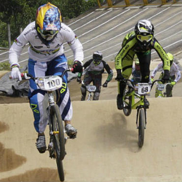 Mariana Pajón y Caroline Buchanan, estrellas del BMX presentes en Armenia.