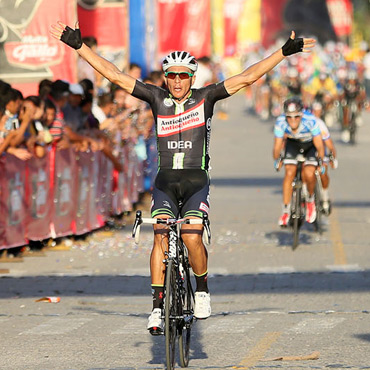 Primer líder de la carrera tras correrse la CRI y la etapa en línea. (FOTO: JAVI CUQUE /FedeCiclismo Guatemala).