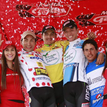 Sánchez en el podio de campeones de la Vuelta a Guatemala.