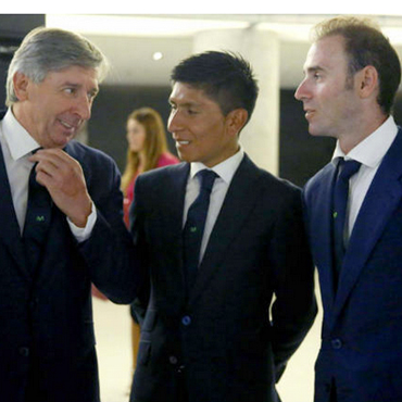 Eusebio Unzué (manager), con los ciclistas Nairo Quintana y Alejandro Valverde en la gala de premios de la UCI.