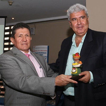 Hernando Zuluaga, director de la Copa Mundo, entrega a Fernando Molina, presidente de RCN Radio el homenaje en Cali.