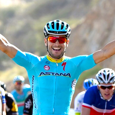 Andrea Guardini celebra su victoria en la primera etapa