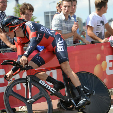 Rohan Dennis, impuso nuevo récord de la hora