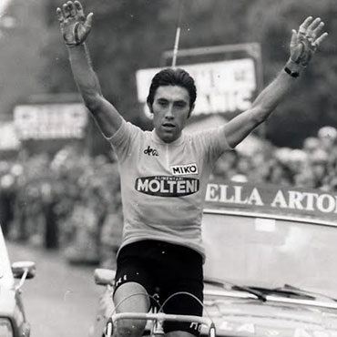 El legendario Eddy Merckx es uno de los tres únicos vencedores de los cinco monumentos