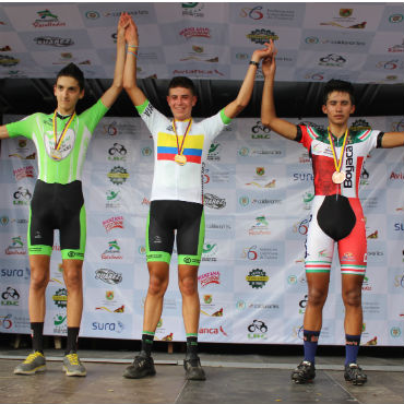 Julián Cardona, (centro) campeón nacional juvenil de la CRI en Pereira