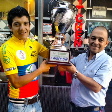 Basilio Aristizábal y Richard Carapáz, con el trofeo de campeón de la Vuelta de la Juventud