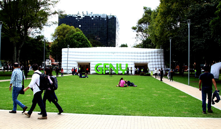 La enorme carpa en el parque de la 93 donde se realiza la feria y los participantes reclaman el KIT