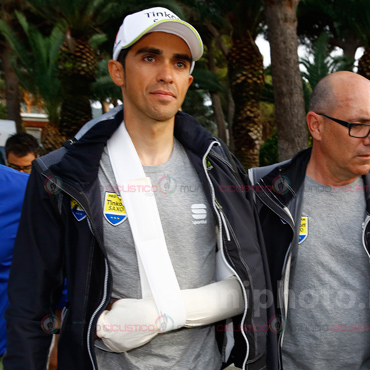 Contador salió de la móvil médica del Giro de Italia con el brazo vendado e inmovilizado