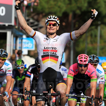 Carlos Betancur (AG2R) fue el mejor de los colombianos en la fracción al ocupar la casilla 23, por su parte Rigoberto Urán (Etixx-Quick Step) fue 40, Darwin Atapuma (BMC) fue 51 y Esteban Chaves 53, todos a 3 segundos del vencedor. Contador, quien fue uno de los damnificados de la caída a pocos metros de la meta en la jornada del jueves, estuvo en duda para seguir en la competencia, por fortuna se recupera de los golpes sufridos y se mantiene en carrera con el reto de defender la Maglia Rosa y estar en el podio definitivo de los consagrados el próximo 31 de este mes en Milán. Fue un día de tranquilidad para los corredores que permanecen en competencia. Muchos de ellos se mantienen con el reto der ser protagonistas cuando llegue la hora de enfrentar la verdadera montaña, como es el caso de los siete ‘escarabajos’ presentes en el certamen como son Rigoberto Urán, Esteban Chaves, Carlos Betancur, Darwin Atapuma, Sebastián Henao, Dayer Quintana y Janier Acevedo. Marco Bandiera (Androni), Boem (Bardiani), Mihaylov (CCC) y De Negri (Nippo-Vini Fantini), protagonizaron la escapada del día en la fracción más larga de las programadas. Partieron del grupo en los primeros 34 kilómetros alcanzando a tener a su favor una diferencia de 11 minutos y 12 segundos. Sin embargo está se fue reduciendo por el trabajo realizado por Tinkoff-Saxo, Movistar, Sky, Trek y Orica, escuadras que colocaron a sus hombres adelante buscando dar alcance a los fugados. A 23 kilómetros de la raya de sentencia varios corredores se vieron involucrados en una caída, por fortuna no fue nada grave para ninguno de los afectados. A 19 kilómetros de la meta terminó la cabalgata para los cuatro fugados. El italiano Diego Ulissi finalmente es el encargado de obtener la victoria en el sprint y celebrar de rodillas el importante triunfo por delante del español Juan José Lobato (Movistar). Este sábado la competencia llegará a sus primeros ocho días de carrera con el cumplimiento de una nueva jornada entre Fiuggi y Campitello-Matese, sobre 188 kilómetros con culminación en alta montaña.