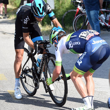 Richie Porte penalizado por recibir ayudan den otro equipo este martes en el Giro de Italia