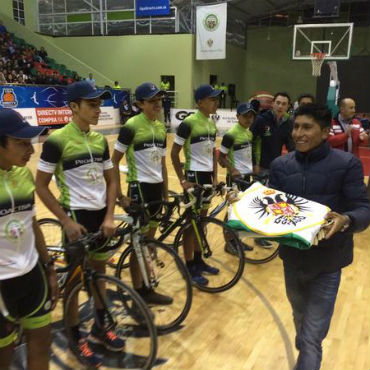 Nairo Quintana entrega bandera de Tunja a pedalistas juveniles