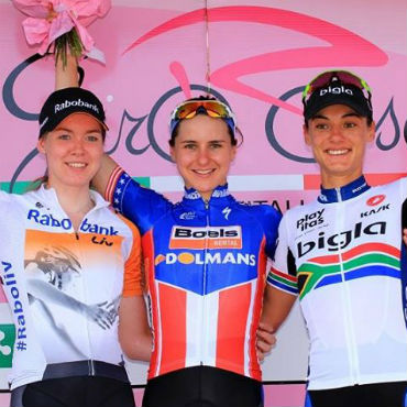 Mega Guarnier (C) nueva líder del Giro Rosa 2015