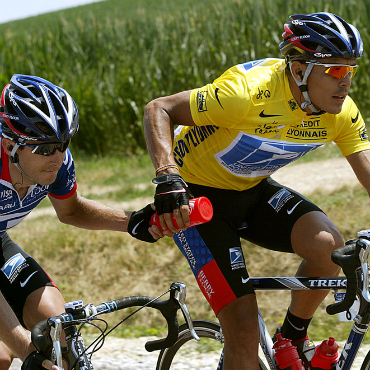 Victor Hugo Peña, con la camiseta amarilla de líder del Tour de Francia de 2003