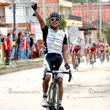 Jader Betancur, etapa y liderato en Clásica de Girardot