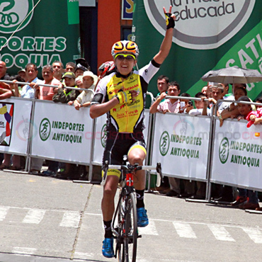 Richard Carapáz vencedor de la segunda etapa y líder de Clásica de Soacha