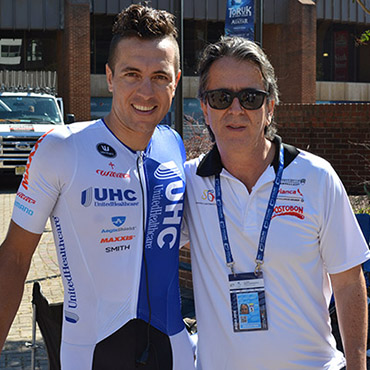 Carlos Alzate junto al presidente de la Federación Colombiana de Ciclismo, Agustín Moreno