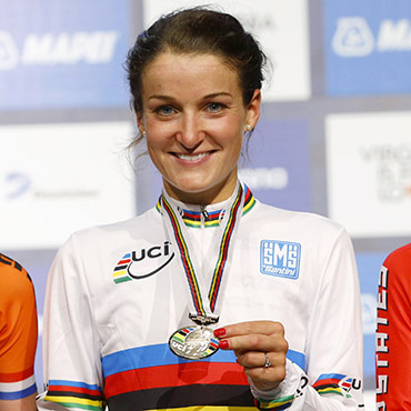 Elizabeth Armistead se quedó este domingo con la camiseta arcoíris de campeona mundial de Ruta