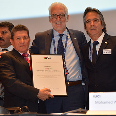 Hernando Zuluaga y el presidente de la FCC, Agustín Moreno, junto al presidente de la UCI, Brian Cookson