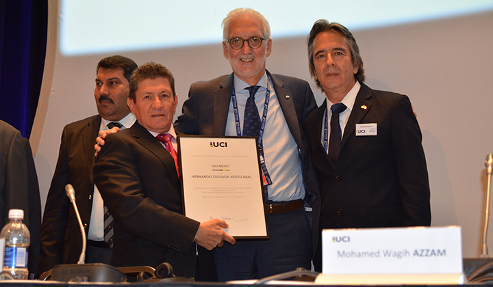 Hernando Zuluaga y el presidente de la FCC, Agustín Moreno, junto al presidente de la UCI, Brian Cookson