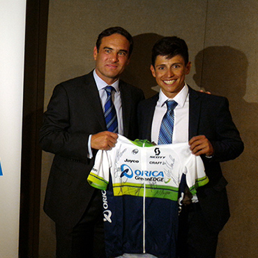 Esteban Chaves entregó a Sebastián Pinto presidente para Latinoamerica la camiseta del Equipo
