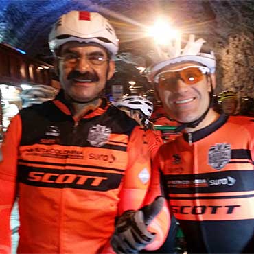 El General Rodolfo Palomino y el campeón Santiago Botero en la partida de la Gran Fondo.