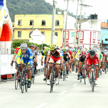Luis Chía ganador primera etapa Vuelta del Porvenir 2015