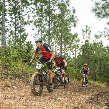 La Gaes Titan Desert con bicicletas con llantas de grandes dimensiones