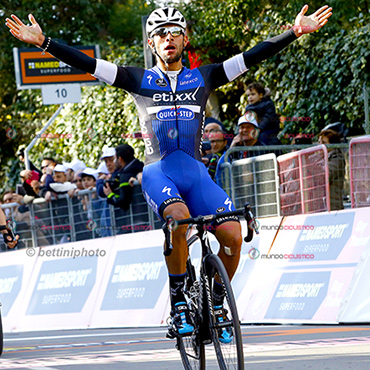 Fernando Gaviria hace historia en la Tirreno Adriático al ganar la tercera etapa