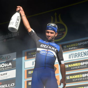 Fernando Gaviria da su primer sorbo de champaña en la Tirreno Adriático