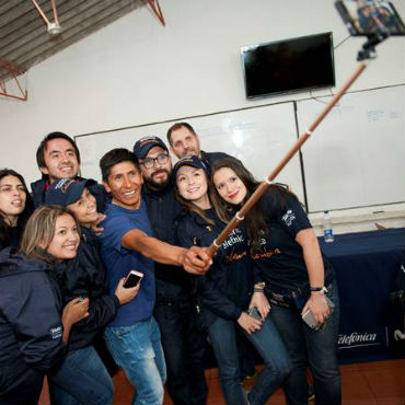 Nairo Quintana en Tecnología Movistar con niños en Arcabuco