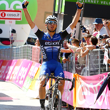 Brambilla se llevó doble premio en Arezzo con victoria etapa y maglia rosa