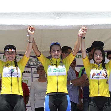 Las vencedoras de la Vuelta Femenina a Oriente: Alzate (Der), Montoya (Centro) y Betancur (Izq)