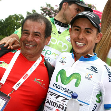 Alexis Camacho y su papá Julio celebran la victoria de la etapa