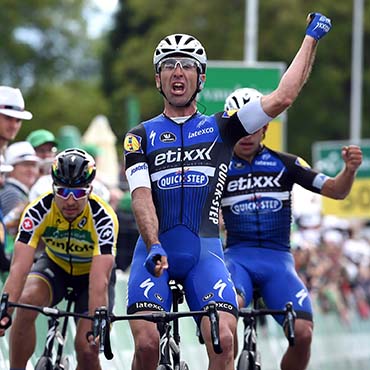 Gaviria celebró la victoria de su compañero Maxi Richeze en la 4a etapa de Vuelta