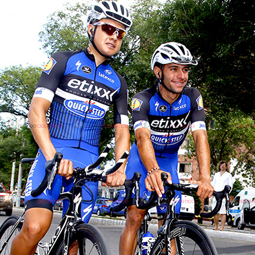 Fernando Gaviria y Rodrigo Contreras en carrera en Bélgica