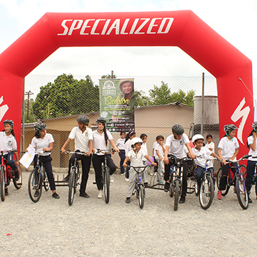 Specialized Colombia se sumó a la obra social “A mi Escuela en Bici” Pedalear para Educar