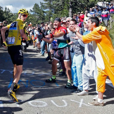 Chris Froome, camino a la meta sin biccleta