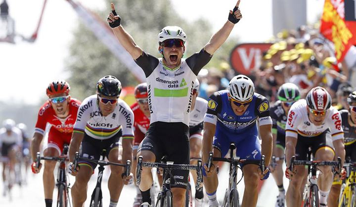 Cavendish se quedó con la etapa y la primera camiseta de líder en Utah Beach