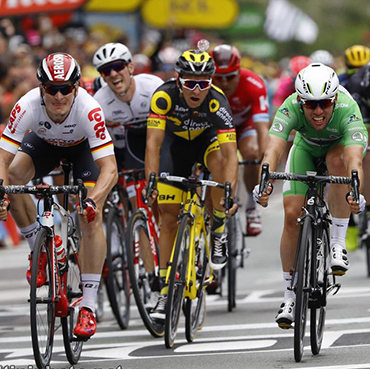 Cavendish le ganó un apretado sprint a Greipel y ya suma dos victorias en el Tour de Francia 2016