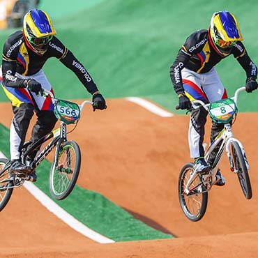 Carlos Oquendo (Izq) y Carlos Ramírez (Der) se metieron en las semifinales del BMX olímpico este jueves