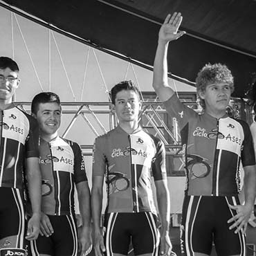 La Vuelta de la Juventud quedó marcada por la tragedia este martes con el fallecimiento de Diego Suta (Último a la Derecha)