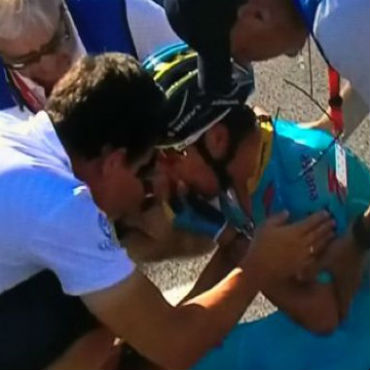 Miguel Ängel López, en el momento de la caída en tercera etapa de Vuelta a E