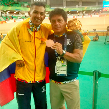 Diego Dueñas, medalla de BRONCE en Paralímpicos de Brasil con el director técnico José Castro.
